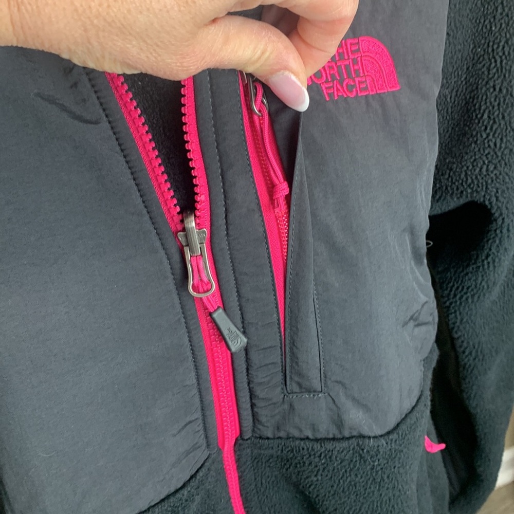 Woman’s Northface Lightweight Jacket - image 6